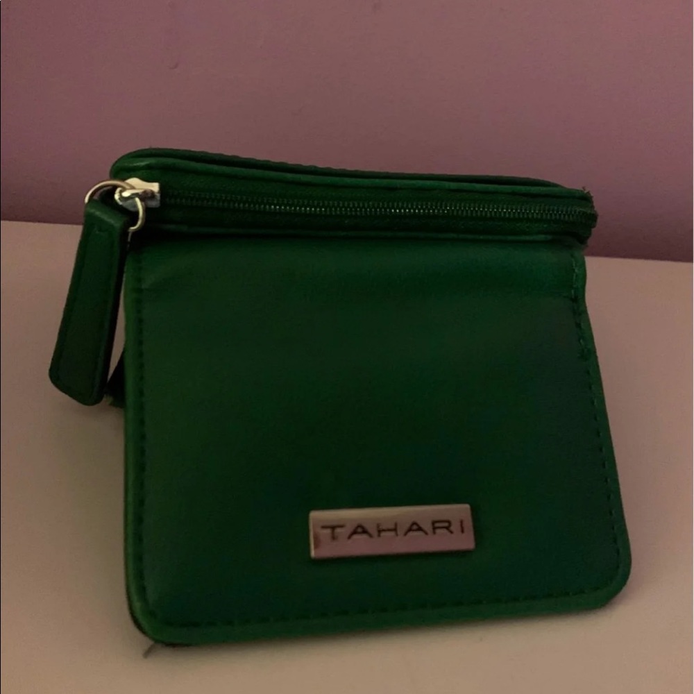 Tahari wallet